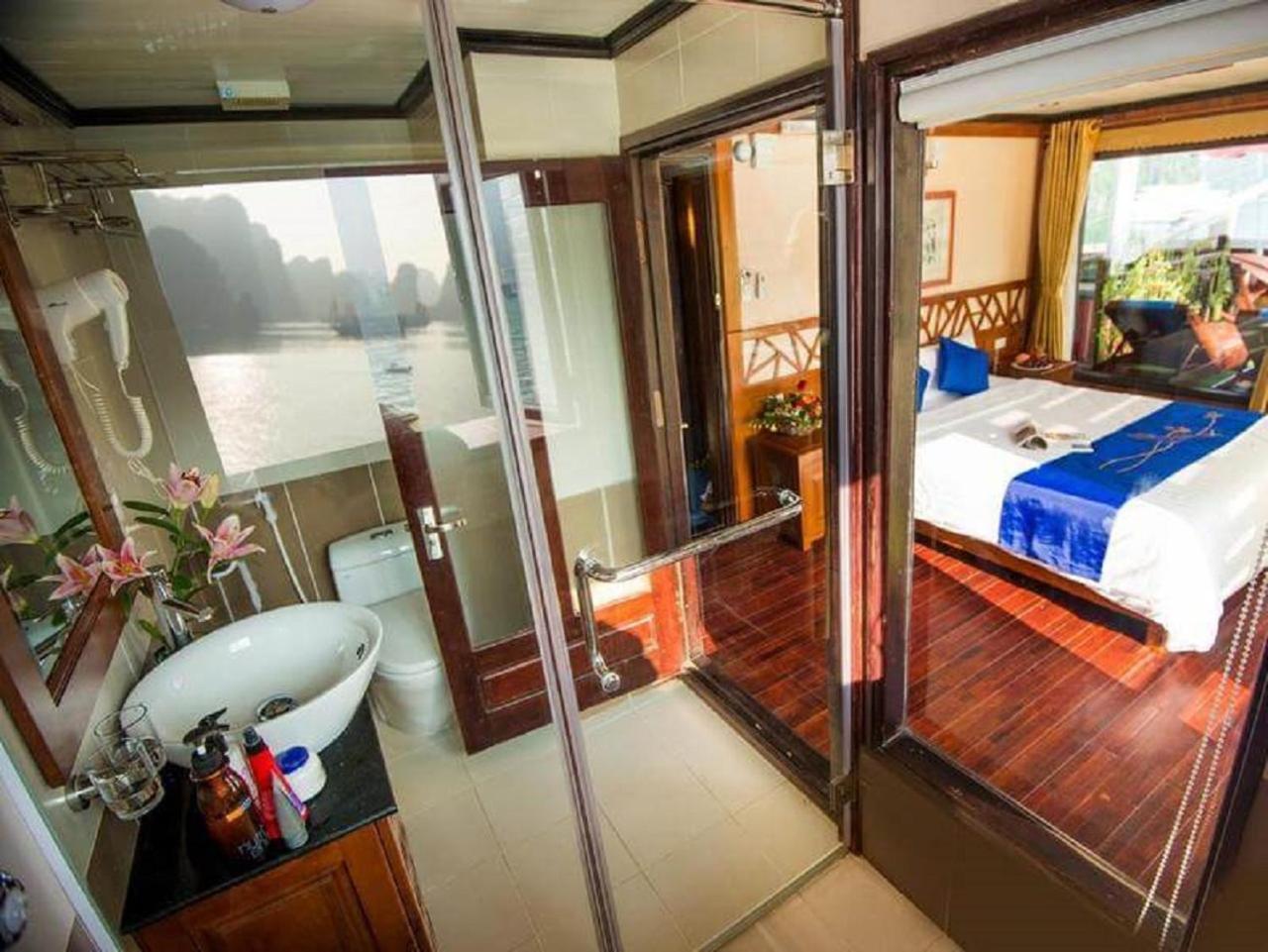 รอยัล พาเลซ ครูซ Hotel ฮาลอง ภายนอก รูปภาพ