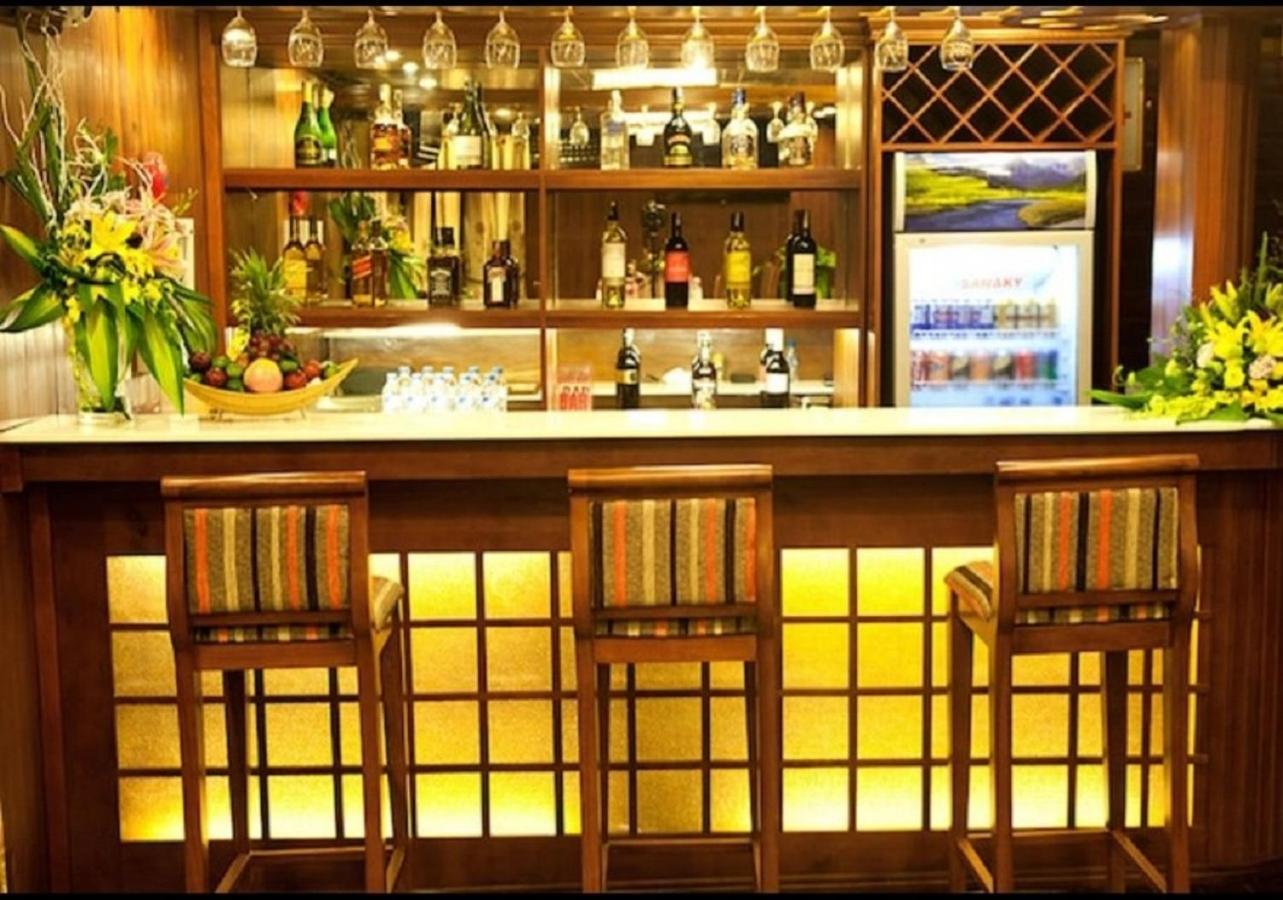 รอยัล พาเลซ ครูซ Hotel ฮาลอง ภายนอก รูปภาพ