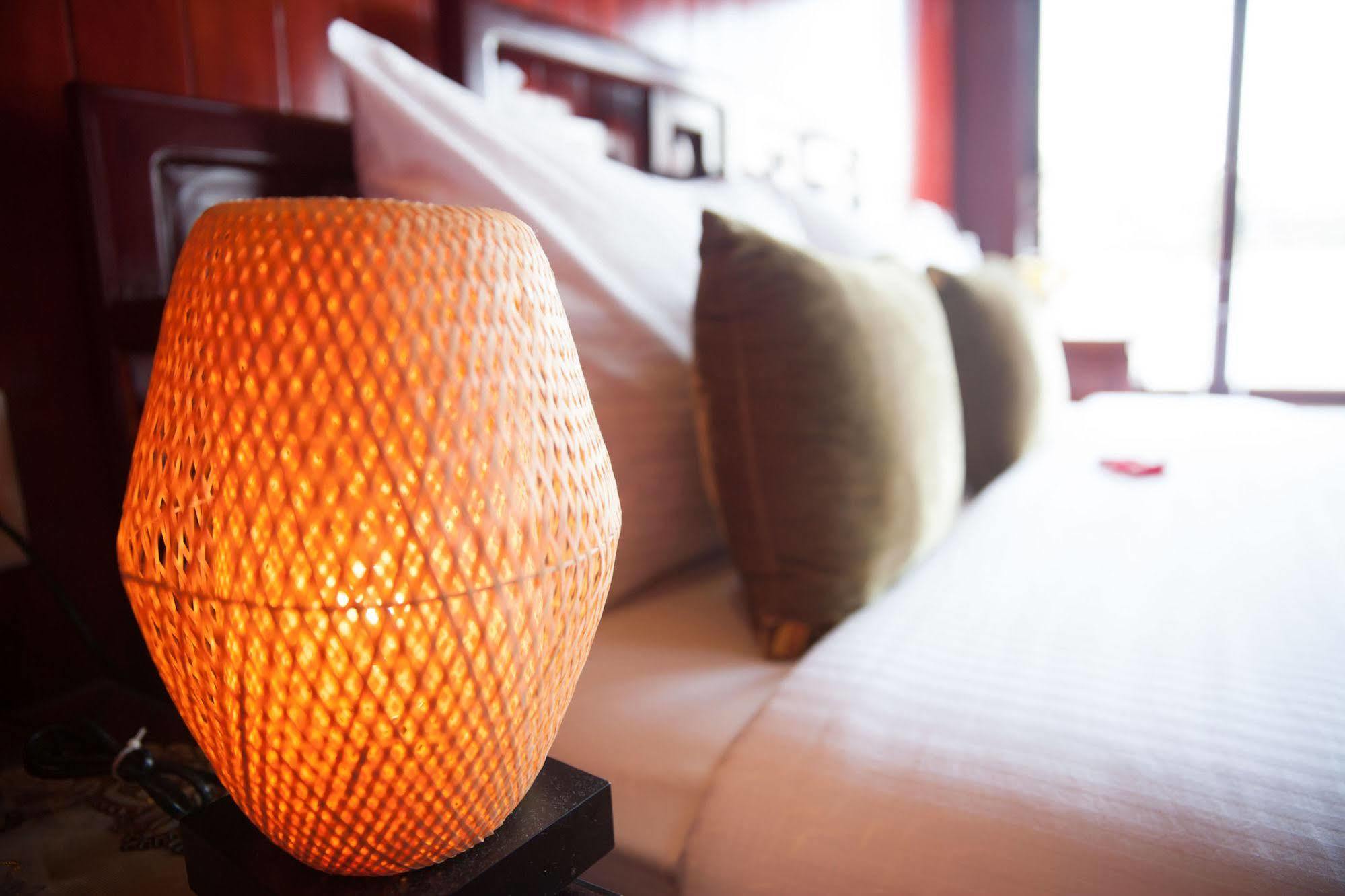 รอยัล พาเลซ ครูซ Hotel ฮาลอง ภายนอก รูปภาพ