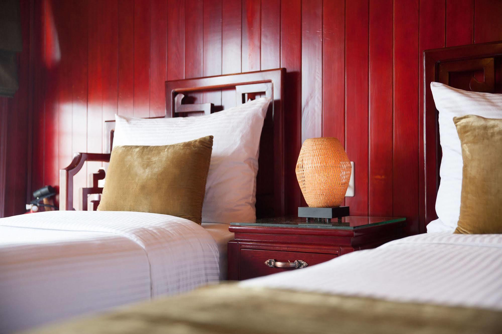 รอยัล พาเลซ ครูซ Hotel ฮาลอง ภายนอก รูปภาพ