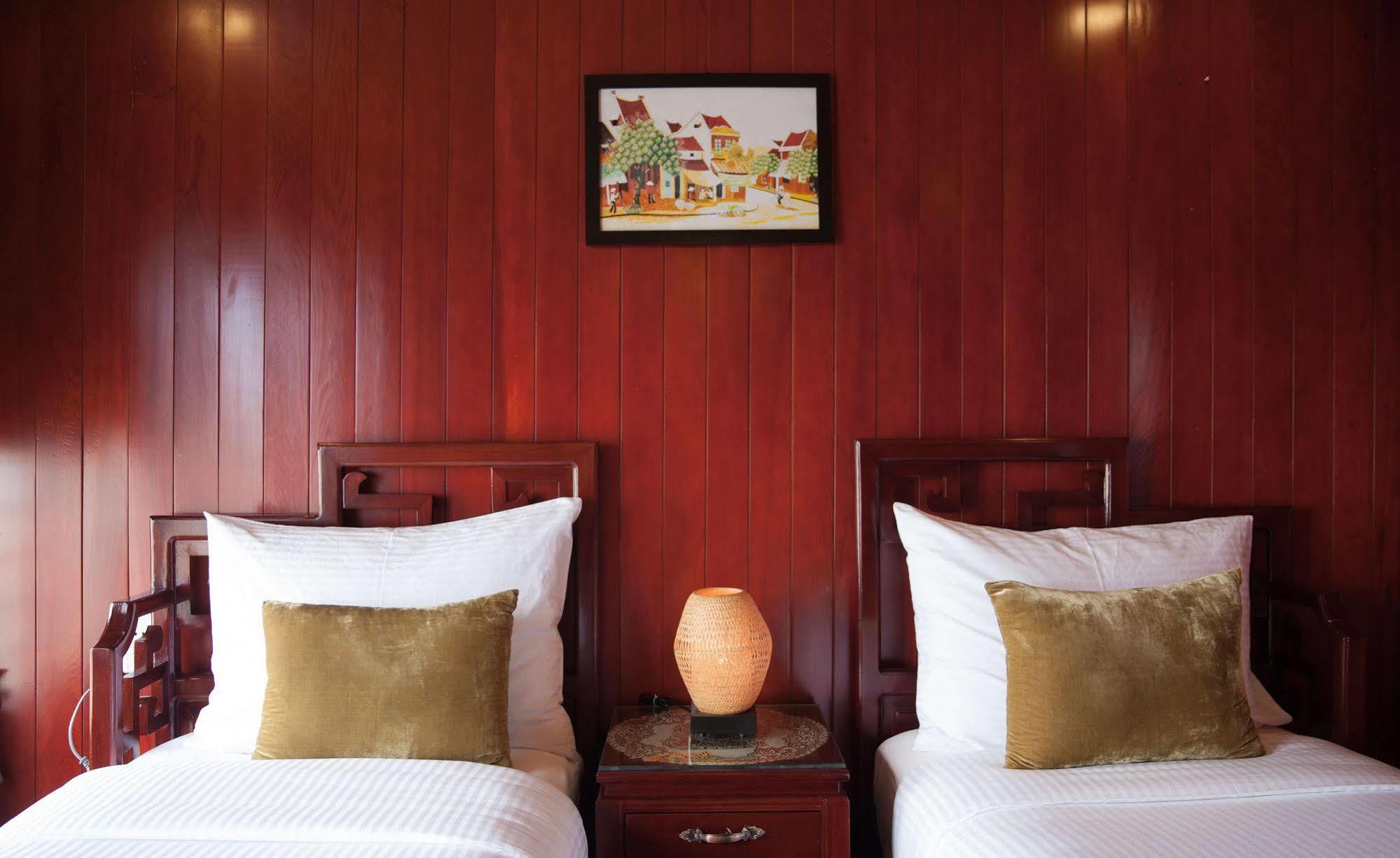 รอยัล พาเลซ ครูซ Hotel ฮาลอง ภายนอก รูปภาพ