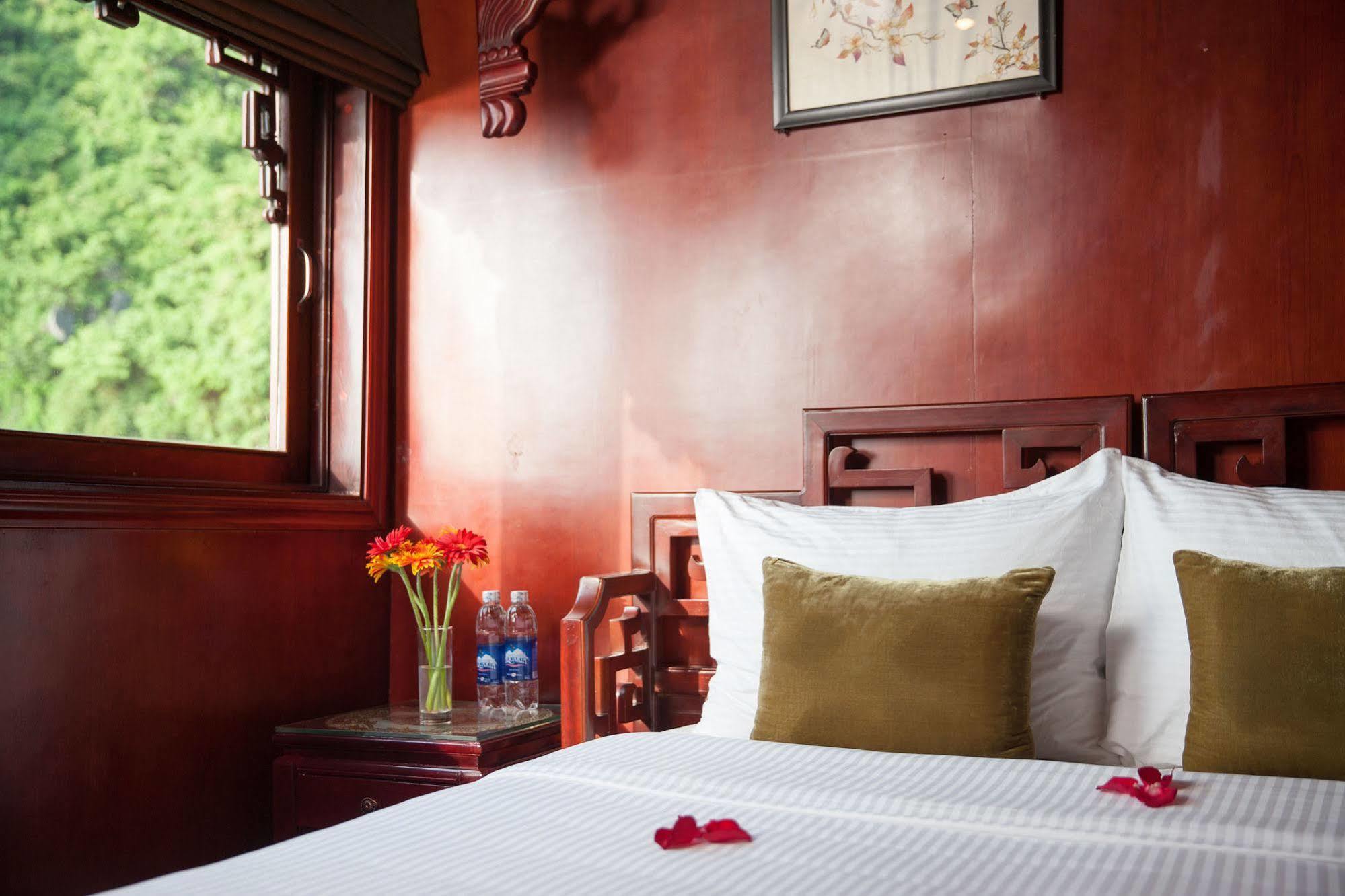 รอยัล พาเลซ ครูซ Hotel ฮาลอง ภายนอก รูปภาพ
