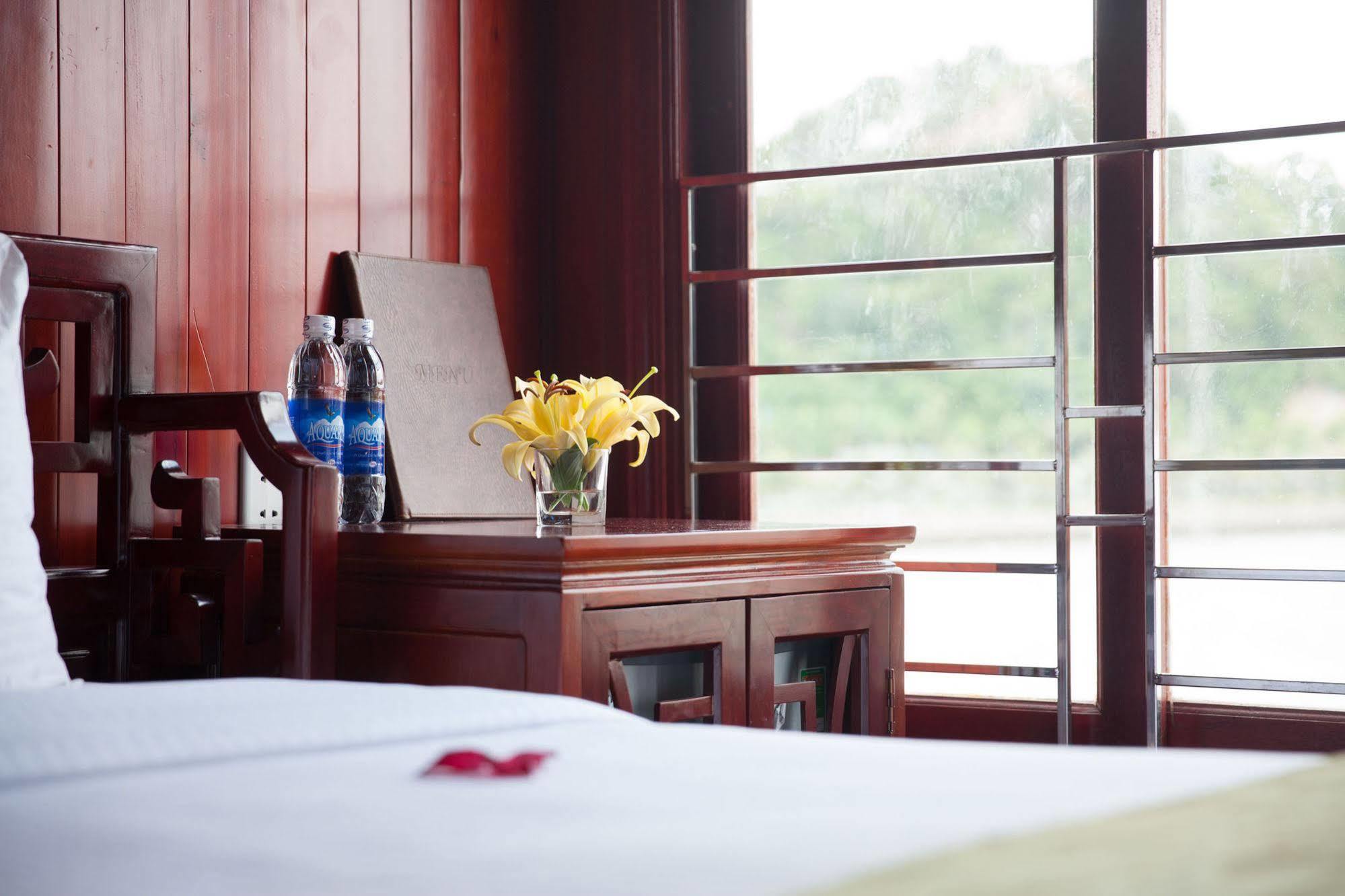 รอยัล พาเลซ ครูซ Hotel ฮาลอง ภายนอก รูปภาพ