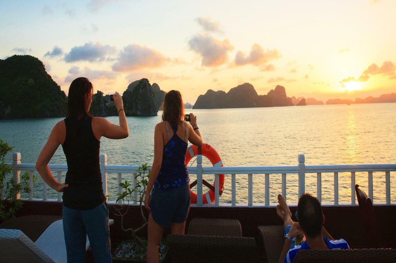 รอยัล พาเลซ ครูซ Hotel ฮาลอง ภายนอก รูปภาพ